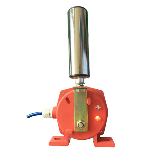HFKPT1-20-35輸送機(jī)工業(yè)開關(guān)，輸送機(jī)在運(yùn)行中，當(dāng)皮帶跑偏且與開關(guān)立輥接觸時(shí)，立輥?zhàn)赞D(zhuǎn)，若跑偏量繼續(xù)加大，則擠壓立輥發(fā)生偏移。一級(jí)開關(guān)信號(hào)用于報(bào)警，如果將此信號(hào)與跑調(diào)整裝置相接，即可實(shí)現(xiàn)不停機(jī)狀態(tài)下的跑偏自動(dòng)調(diào)整。二級(jí)兩級(jí)跑偏開關(guān)信號(hào)用于停機(jī)，將此信號(hào)接至控制線路中，即可實(shí)現(xiàn)重度跑偏狀態(tài)下的自動(dòng)停機(jī)。當(dāng)故障排除后，膠帶離開立輥正常運(yùn)轉(zhuǎn)時(shí)，立輥可自動(dòng)復(fù)位。，
兩級(jí)跑偏開關(guān)安裝和調(diào)整
1.跑偏開關(guān)設(shè)在輸送帶兩側(cè)，立輥應(yīng)與輸送帶邊平面垂直，并使輸送帶兩邊位于立輥高度1/3處。
2.跑偏開關(guān)立輥與輸送帶正常位置的間距宜為50～100mm。
3.跑偏開關(guān)數(shù)量應(yīng)根據(jù)輸送機(jī)長(zhǎng)度、類型及布置情況進(jìn)行確定。兩級(jí)跑偏開關(guān)一般應(yīng)在輸送機(jī)頭部、尾部、凸弧段、凹弧段和在輸送機(jī)中間位置進(jìn)行設(shè)置。（注：當(dāng)輸送機(jī)較長(zhǎng)時(shí)，在輸送機(jī)中間位置可每隔30～35米設(shè)1對(duì)）
4.跑偏開關(guān)應(yīng)通過安裝支架與輸送機(jī)中間架連接，開關(guān)支架應(yīng)在輸送機(jī)安裝完成后與輸送機(jī)機(jī)架焊接，跑偏開關(guān)與跑偏開關(guān)支架用螺栓固定。，跑偏控制器