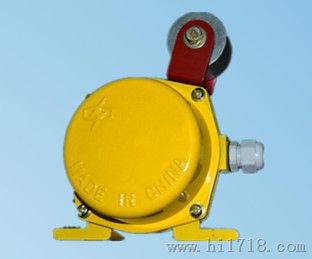 JDK-2料流檢測器（開關(guān)），LLJ-A、LLJ-B型料流檢測器采用微動開關(guān)，輸出狀態(tài)設(shè)有常閉節(jié)點(diǎn)二個，常開節(jié)點(diǎn)二個。用戶可根據(jù)需要進(jìn)行安裝，適用于不同的角度檢測。當(dāng)膠帶運(yùn)輸機(jī)空載運(yùn)動時，觸板于靜止?fàn)顟B(tài)，并垂直于膠帶面。當(dāng)膠帶機(jī)有載時(包括逆向)，該機(jī)的觸板被物料推動而偏轉(zhuǎn)。當(dāng)轉(zhuǎn)角度大干20’時，檢測器行程開關(guān)轉(zhuǎn)換。用戶可將其接至控制室內(nèi)，以便檢測輸送機(jī)現(xiàn)場的輸送狀態(tài)，也可將其與自動灑水裝置配套使用，實(shí)現(xiàn)有料時自動灑水功能。配置地址編碼終端器，可實(shí)現(xiàn)料流數(shù)據(jù)信號遠(yuǎn)距離控制管理。LLJ-A料流開關(guān)適用于煤礦、碼頭，電力、冶金建材，化工等行業(yè)輸送散料用帶式輸送機(jī)。，性能穩(wěn)定持久