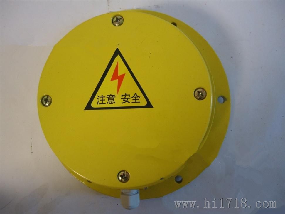 ZGDS-II溜槽堵塞檢測(cè)器，溜槽堵塞保護(hù)裝置工作原理，溜槽堵塞保護(hù)裝置采用門(mén)式結(jié)構(gòu)，彈簧復(fù)位，安裝在溜槽側(cè)壁上。當(dāng)物料在溜槽中造成堵塞時(shí)堆積的物料必定給溜槽側(cè)壁一個(gè)壓力，從而將本裝置的活動(dòng)門(mén)向內(nèi)推移。當(dāng)活動(dòng)門(mén)偏轉(zhuǎn)角度大于受控角度時(shí)，其控制開(kāi)關(guān)動(dòng)作，從而發(fā)出報(bào)警或停機(jī)信號(hào)。如將其接至振動(dòng)器控制線路上，可實(shí)現(xiàn)輕度堵塞時(shí)不停機(jī)自動(dòng)振打功能。堵塞故障排除后，活動(dòng)門(mén)自動(dòng)復(fù)位。，JYB/LD-B溜槽堵塞保護(hù)裝置使用說(shuō)明，溜槽堵塞保護(hù)裝置又名溜槽堵塞開(kāi)關(guān)，溜槽堵塞檢測(cè)器，堵料開(kāi)關(guān)，麻城圖爾克現(xiàn)貨供應(yīng)皮帶輸送保護(hù)裝置，溜槽堵塞開(kāi)關(guān)，批發(fā)生產(chǎn)，廠家直銷(xiāo)。JYB/LD-B溜槽堵塞保護(hù)裝置采用門(mén)式結(jié)構(gòu)，彈簧復(fù)位，當(dāng)物料在溜槽中造成堵塞時(shí)，堆積的物料給溜槽側(cè)壁一個(gè)壓力．從而將本裝置的活動(dòng)門(mén)向外推移，當(dāng)活動(dòng)門(mén)偏轉(zhuǎn)一個(gè)角度時(shí)，其控制溜槽堵塞開(kāi)關(guān)動(dòng)作發(fā)出警告、振打或停機(jī)信號(hào)。當(dāng)堵塞故障排除后，活動(dòng)門(mén)在彈簧的作用下自動(dòng)復(fù)位，恢復(fù)原狀態(tài)。溜槽堵塞開(kāi)關(guān)也可通過(guò)地址編碼器發(fā)送狀態(tài)數(shù)據(jù)至遠(yuǎn)程控制室。后面設(shè)有檢修門(mén)，便于使用中平常維護(hù)。，溜槽防堵保護(hù)裝置廠家