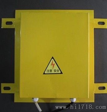 溜槽堵塞開關(guān)XLDS-Y，溜槽堵塞保護(hù)裝置工作原理，溜槽堵塞保護(hù)裝置采用門式結(jié)構(gòu)，彈簧復(fù)位，安裝在溜槽側(cè)壁上。當(dāng)物料在溜槽中造成堵塞時(shí)堆積的物料必定給溜槽側(cè)壁一個壓力，從而將本裝置的活動門向內(nèi)推移。當(dāng)活動門偏轉(zhuǎn)角度大于受控角度時(shí)，其控制開關(guān)動作，從而發(fā)出報(bào)警或停機(jī)信號。如將其接至振動器控制線路上，可實(shí)現(xiàn)輕度堵塞時(shí)不停機(jī)自動振打功能。堵塞故障排除后，活動門自動復(fù)位。，溜槽堵塞保護(hù)裝置